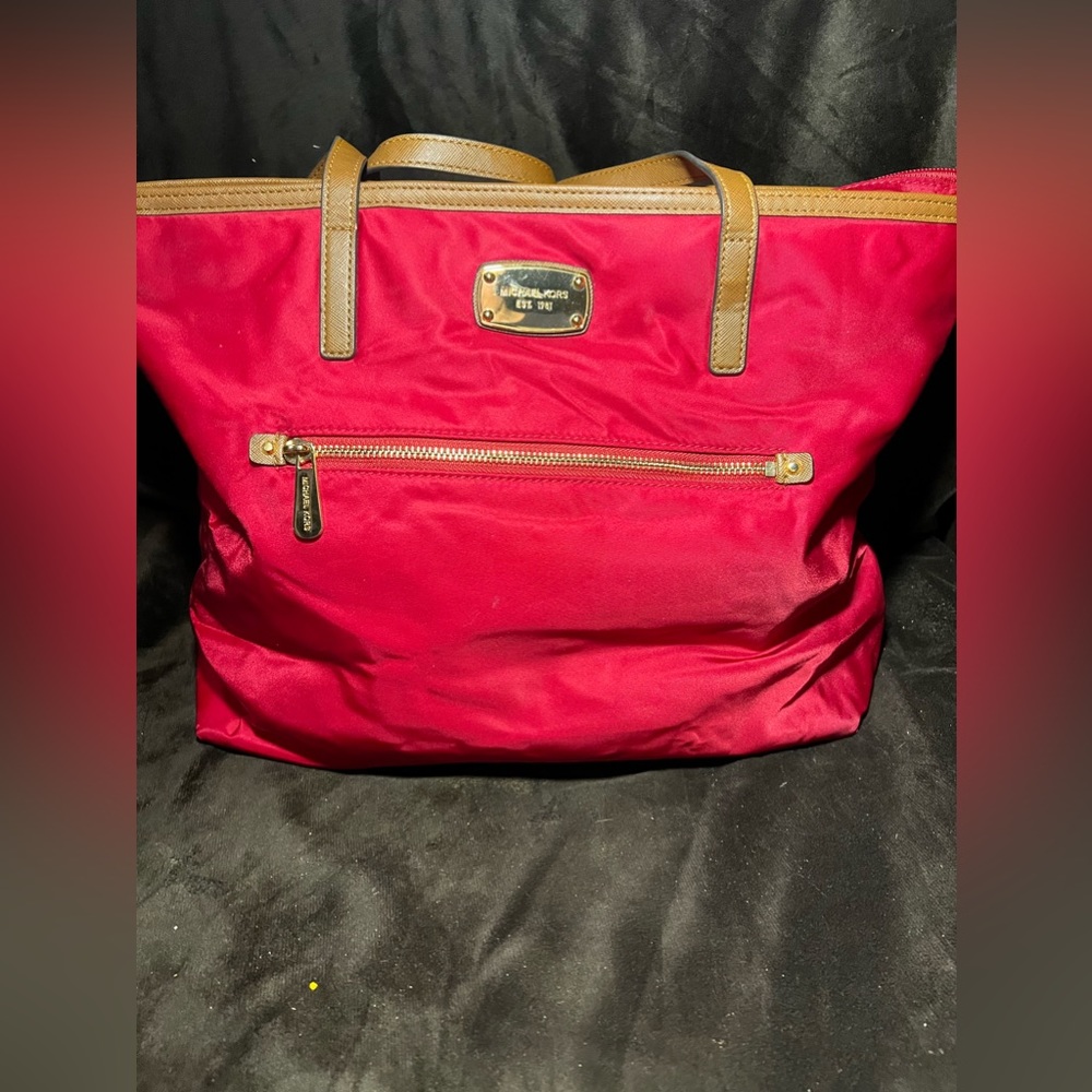 Preowned in good condition .View photos for more details Questions ?COMMENT plz!